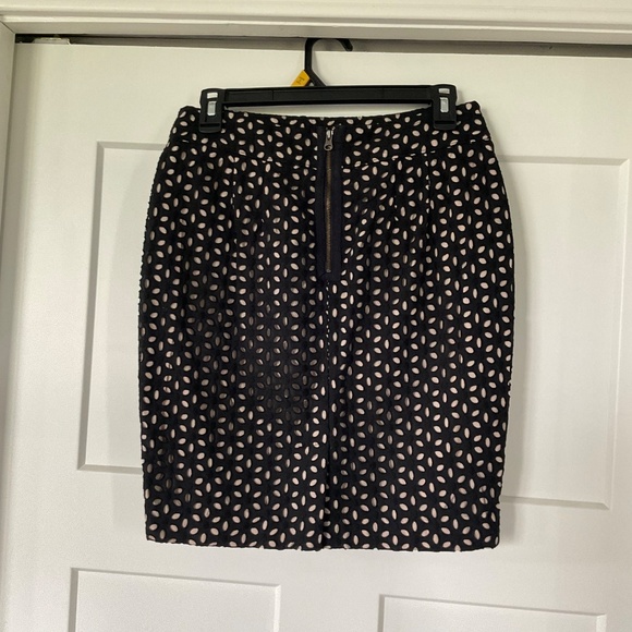 Ann Taylor LOFT Skirt Black Pencil Eyelet 4 Petite - Picture 2 of 6